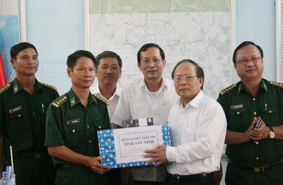 Bộ trưởng tặng quà cho cán bộ, chiến sĩ Đồn Biên phòng Phước Tân